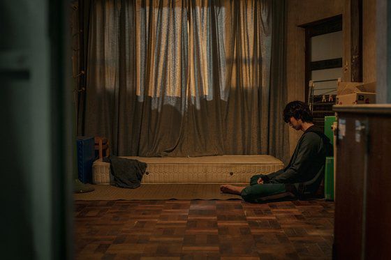 가족들이 세상을 떠나면서 외부와 완전히 단절된 삶을 살아가는 현수. [사진 넷플릭스]