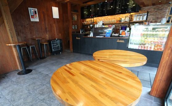 지난달 25일 서울 시내 한 카페가 내부 의자를 치워놨다. 연합뉴스