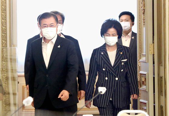 문재인 대통령이 추미애 법무부 장관과 함께 회의에 참석하고 있다.뉴시스