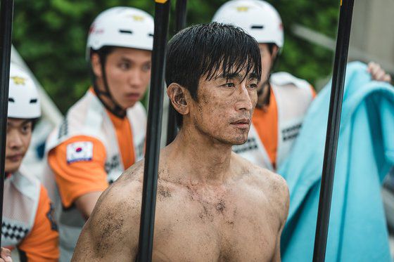 이번 영화를 위해 지나친 운동으로 얼굴살이 쏙 빠져버린 차인표. [사진 넷플릭스]