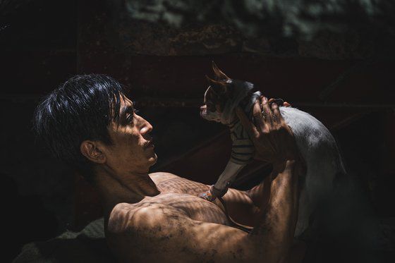 영화에서 건물 붕괴로 지하에 갇힌 차인표(차인표)와 강아지 별님이. 차인표는 지난 5년간 배우로서 정체기를 털어내려 출연을 결심했다고 말했다. 5년간 그를 돌아보면 KBS 2TV 드라마 ‘월계수 양복점 신사들’(2016)로 주말 안방극장을 찾았고, 연출‧주연을 겸한 단편영화 ‘50’이 이듬해 부천국제판타스틱영화제에 초청됐다. 동명 코미디팀의 미국 진출기를 그린 장편 다큐멘터리 ‘옹알스’의 제작‧공동연출 등 의미 있는 도전에 나섰지만, 배우로선 큰 활약이 없었다.[사진 넷플릭스]