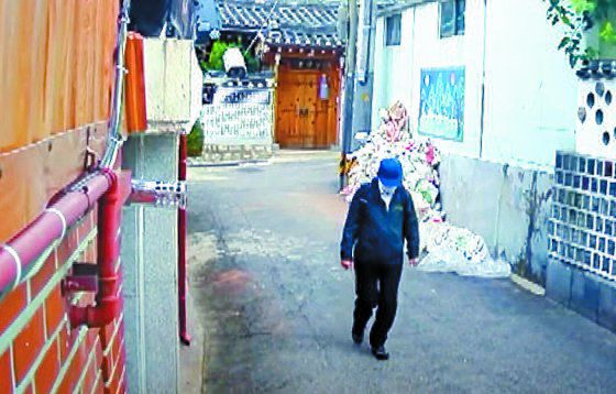 박원순 전 서울시장이 지난 7월 9일 서울 종로구 가회동 공관을 나선 모습이 담긴 CCTV. 연합뉴스.