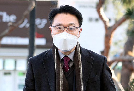 문재인 대통령은 30일 초대 고위공직자범죄수사처(공수처) 처장에 판사 출신인 김진욱 헌법재판소 선임연구관을 지명했다. 사진은 이날 김진욱 헌법재판소 선임연구관이 서울 종로구 헌법재판소로 출근하는 모습. [연합뉴스]