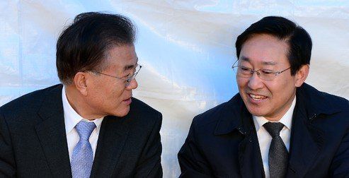 '국정농단' 사태 당시 박근혜 대통령 퇴진운동을 선언한 문재인 더불어민주당 대표가 박범계 의원과 이야기를 나누고 있다. [뉴시스]