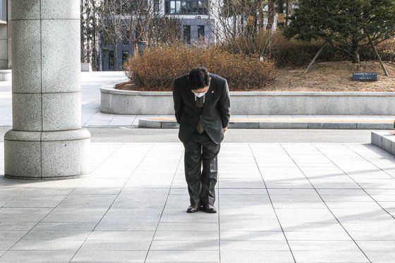 박범계 법무부 장관 후보자가 31일 서울 서초구 서울고검에 마련된 사무실로 출근하던 중 취재진을 향해 인사하고 있다. 뉴스1