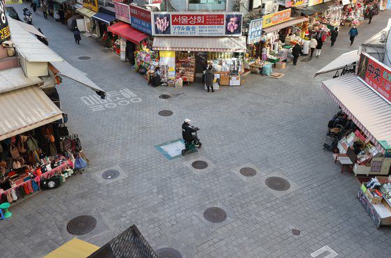 지난달 15일 오전 서울 남대문시장이 한산한 모습이다. 연합뉴스