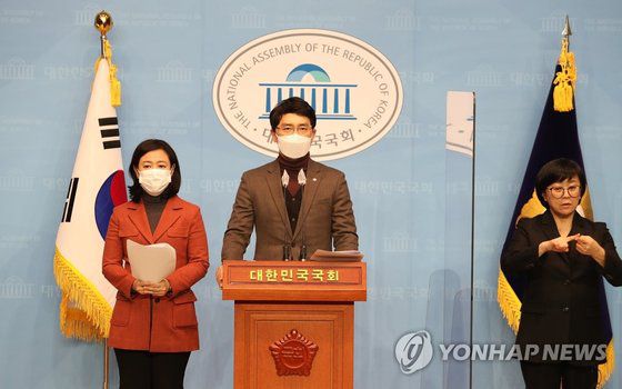 국민의힘 당내 청년자치기구 청년의힘 공동대표인 김병욱 의원과 황보승희 의원이 지난달 30일 국회 소통관에서 아동의 훈육 빙자 폭력 방지 대책을 촉구하며 '16개월 정인이법(아동학대 방지 관련 4법)' 발의 기자회견을 하고 있다. 연합뉴스