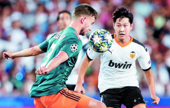 출전 기회를 얻지 못하는 이강인(사진 오른쪽). [EPA=연합뉴스]