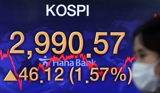 코스피가 7거래일 연속 사상 최고치를 경신하며 5일 2990.57에 거래를 마쳤다. 사진은 이날 오후 서울 중구 KEB하나은행 딜링룸의 모습. [뉴스1]
