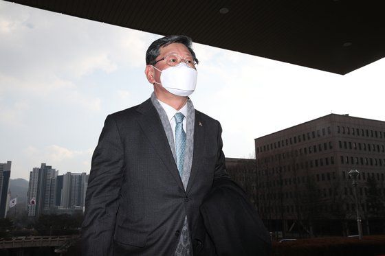 이용구 법무부 차관이 지날달 22일 오후 경기 과천 법무부 청사를 들어서고 있다. 우상조 기자