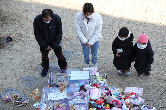 6일 오후 경기 양평 하이패밀리 안데르센 공원묘지에 안장된 정인 양의 묘에 추모객들의 발길이 이어지고 있다. 장진영 기자