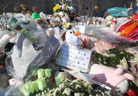 8일 경기도 양평군 하이패밀리 안데르센 공원묘원에 양부모의 학대로 생후 16개월 만에 사망한 정인 양을 추모하며 시민들이 가져다 놓은 사진과 꽃 등이 놓여 있다. 연합뉴스