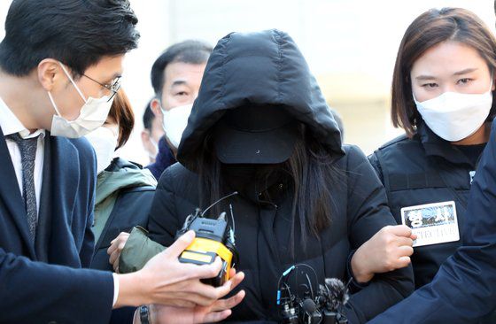 친딸에게 동생을 만들어주고 싶다며 입양한 뒤 학대와 방임을 이어가다 결국 생후 16개월의 입양아를 숨지게 한 혐의를 받는 엄마 A씨가 지난해 11월 11일 서울 양천구 서울남부지방법원에서 열린 영장실질심사를 마치고 이송되고 있다. 뉴스1