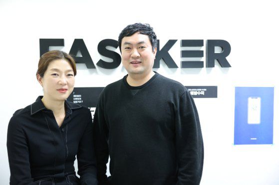지난 7일 경기도 성남시 판교에 위치한 패스커 사무실에서 최현석 대표(오른쪽)와 김은혜 부사장을 만나 인터뷰했다. 최 대표는 네이버에서 서비스 개발 및 기획을, 김 부사장은 샤넬, 디올 등 럭셔리 패션 회사에서 디지털 전략을 구상해왔다. 사진 FNS 홀딩스