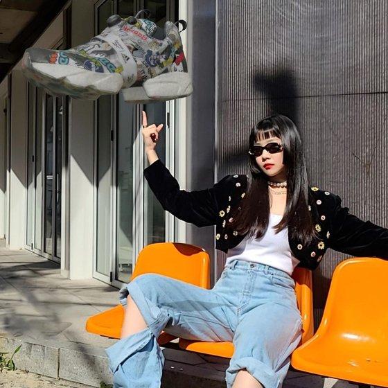 증강현실(AR) 기술을 활용해 앱에 올라온 운동화 사진을 내가 있는 공간으로 끌어와 보여주고 있다. 사진 패스커 인스타그램