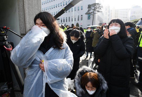 인양을 지속적으로 학대해 사망에 이르게 한 혐의를 받는 양부모의 첫 재판이 종료된 13일 서울 양천구 남부지방법원에서 시민들이 양모 장모씨가 탄 것으로 추정되는 호소 차량이 법원을 빠져나가자 눈물을 흘리며 분노하고 있다. 김성룡 기자