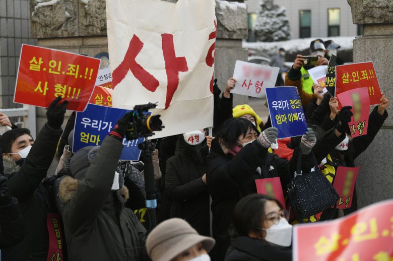 16개월 정인양을 지속적으로 학대해 사망에 이르게 한 혐의를 받는 양부모의 첫 재판이 열린 13일 서울 양천구 남부지방법원 정문에서 시민들이 양모 장모씨가 탄 것으로 추정되는 호소 차량이 들어가자 흥분한 채 시위를 이어가고 있다. 김성룡 기자