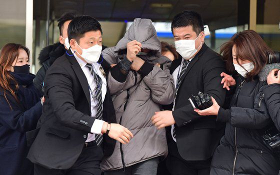 정인이 양부 안모씨가 13일 서울 양천구 서울남부지방법원에서 첫 재판을 마친 뒤 청사를 빠져나가고 있다. 김성룡 기자