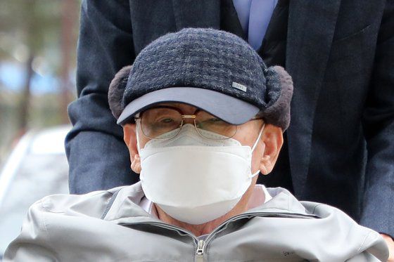 감염병예방법 위반 등 혐의로 기소된 이만희 신천지예수교 증거장막성전(신천지) 총회장이 지난해 11월 18일 오후 경기도 수원시 영통구 수원지방법원에서 열리는 재판에 출석하고 있다. [뉴스1]