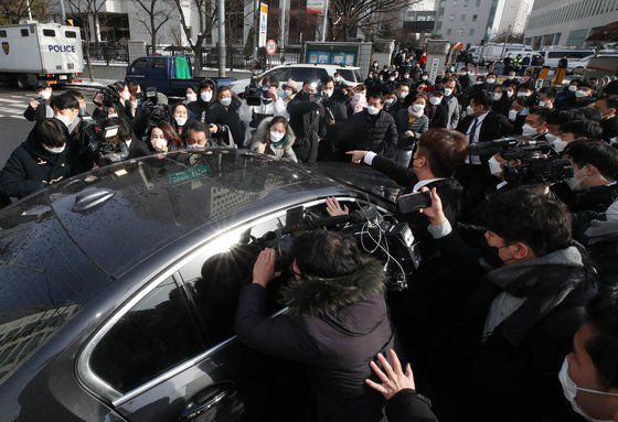 16개월 된 입양 딸 정인 양을 학대해 숨지게 한 혐의를 받는 양부 안모 씨가 13일 오전 서울 양천구 서울남부지방법원에서 열린 첫 공판을 마치고 나와 차량에 탑승하자 시민들이 분노를 쏟고 있다. 2021.1.13 김성룡 기자