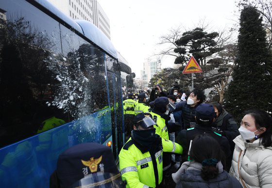 16개월 정인양을 지속적으로 학대해 사망에 이르게 한 혐의를 받는 양부모의 첫 재판이 종료된 13일 서울 양천구 남부지방법원에서 시민들이 양모 장모씨가 탄 것으로 추정되는 호소 차량이 나오자 차량을 두들기고 눈을 던지며 분노하고 있다. 이날 재판에서 검찰은 입양모에게 살인 혐의를 추가 적용하겠다며 공소장 변경을 신청했다. 재판부는 이를 허가했다. 2021.1.13 김성룡 기자