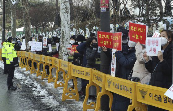 법원 앞 도로에서 지나가는 차량들을 상대로 정인이 양부모의 살인죄 처벌을 요구하는 시민들. 김성룡 기자