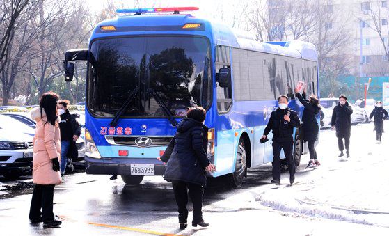 ‘정인이 사건’의 양모 장모씨가 13일 오전 서울 남부지방법원에서 첫 공판을 마치고 호송차로 이송되고 있다. 김성룡 기자