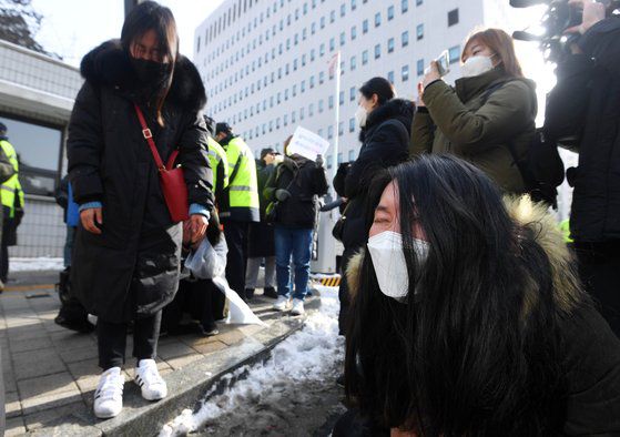 호소 차량이 법원을 빠져나가자 눈물을 흘리며 분노하고 있다. 김성룡 기자