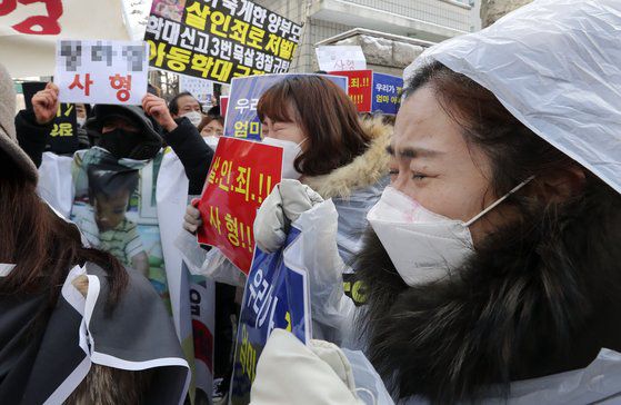 법원 앞에 모인 시민들이 검찰의 공소장에 살인죄가 추가되었다는 속보를 듣고 오열하고 있다. 김성룡 기자