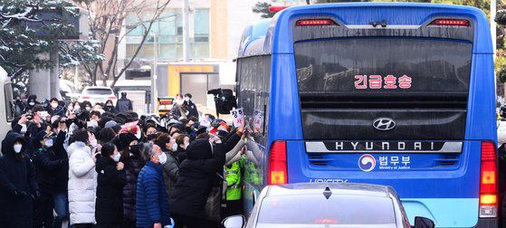 아동학대범죄의처벌등에관한특례법 위반(아동학대치사) 등 혐의로 구속기소 된 ‘정인이 사건’의 양모 장모씨가 13일 오전 서울 남부지방법원에서 첫 공판을 마치고 호송차로 이송되고 있다. 김성룡 기자/ 2021.01.13