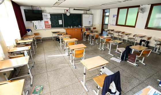 온라인 원격수업이 시작되며 학교에서 교사와 학생이 얼굴을 마주하는 시간은 급격히 줄어들었다. 사진은 광주광역시의 한 고등학교 교실. 광주=프리랜서 장정필