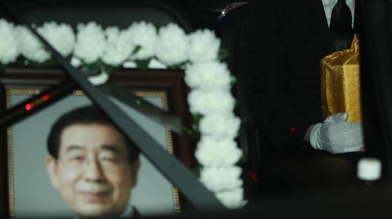 고(故) 박원순 서울시장의 영정과 유골함이 지난ㄴ해 7월 오후 서울 서초구 서울추모공원에서 화장을 마친 뒤 박 시장의 고향인 경남 창녕으로 이동하기 위해 운구차에 놓여 있다. [연합뉴스]