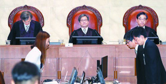 지난 2019년 8월 29일 오후 서울 서초구 대법원에서 열린 박근혜 전 대통령, '비선 실세' 최순실, 이재용 삼성전자 부회장이 연루된 '국정농단' 사건 상고심에서 김명수 대법원장(가운데)이 참석한 모습. 연합뉴스