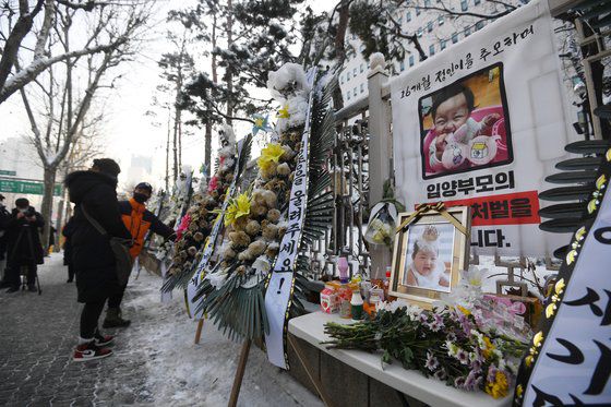 16개월 정인양을 지속적으로 학대해 사망에 이르게 한 혐의를 받는 양부모의 첫 재판이 열린 13일 서울 양천구 남부지방법원 정문에서 시민들이 양모 장모씨가 탄 것으로 추정되는 호소 차량이 들어가자 흥분한 채 시위를 이어가고 있다. 이날 재판에서 검찰이 양모 장모씨 등에게 살인죄를 적용할지 주목된다. 서울남부지검 여성·아동범죄조사부(이정우 부장검사)는 지난해 12월 8일 양모 장씨를 아동학대치사죄 등 혐의로 구속 기소하고, 양부 안모씨를 아동학대 등 혐의로 불구속 기소했다. 2021.1.13 김성룡 기자