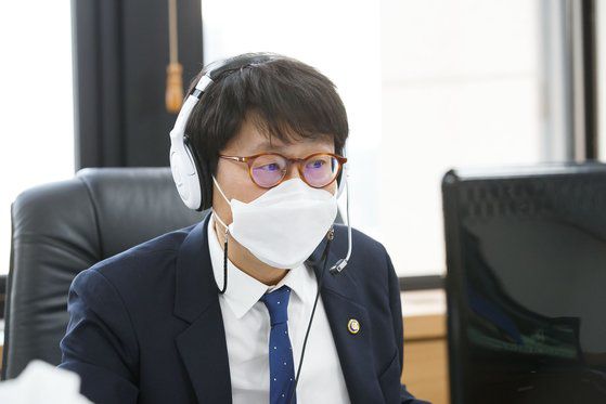 도규상 금융위원회 부위원장이 14일 서울 종로구 정부서울청사에서 기업공시제도 개선 간담회를 비대면 화상회의로 진행하고 있다. 연합뉴스