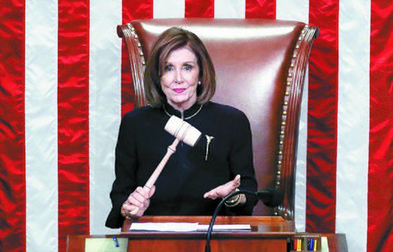 트럼프 탄핵안 하원 통과, 펠로시 또 상복 패션