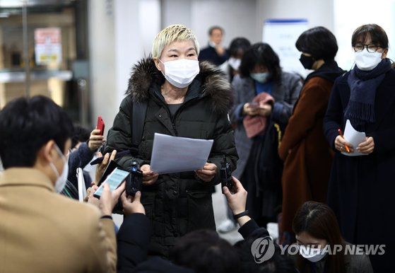 동료 공무원을 성폭행한 혐의로 기소된 전직 서울시장 비서실 직원이 실형을 선고받고 법정구속된 14일 오전 서초구 서울중앙지법에서 피해자 측 변호인인 김재 련 변호사가 재판 후 발언하고 있다. 연합뉴스