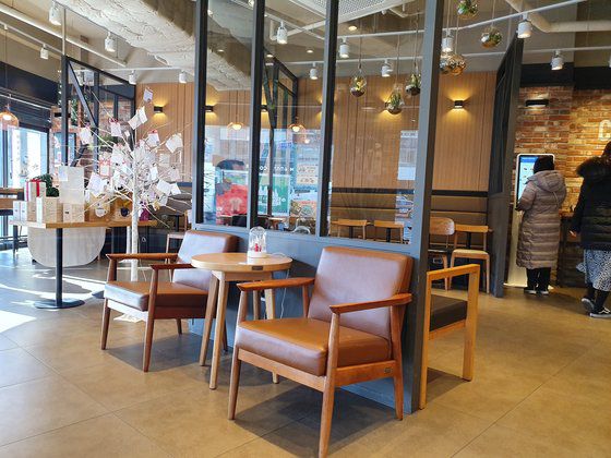 16일 서대문구의 한 커피전문점. 주문 대기석을 제외하고 앉지 못하게 자리가 정리되어있다. 최연수기자