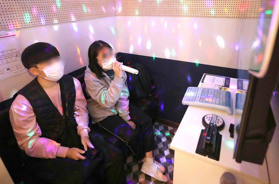 정부가 전국 사회적 거리두기 단계가 기존 2단계에서 1단계로 조정된 10월12일 서울의 한 코인노래방에서 손님이 노래를 부르고 있다.뉴스1