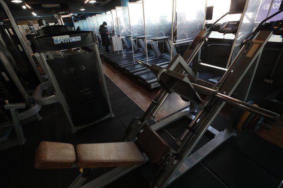 지난 1월 8일 서울 마포구의 한 피트니스센터가 정부의 방역조치에 반발하며 오픈 시위를 벌이고 있다.뉴시스