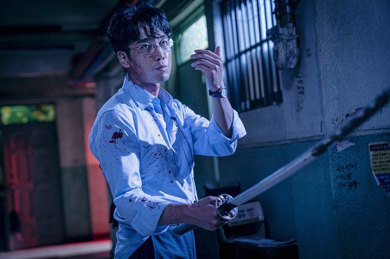 김칸비 작가가 '스위트홈' 드라마에서 가장 돋보인 캐릭터로 꼽은 정재헌. 신실한 기독교 신자이자 국어 교사인 그는 검도를 배운 덕에 진검으로 괴물과 맞선다. 배우 김남희가 연기했다. [사진 넷플릭스]