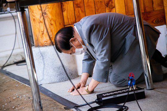 이만희 신천지예수교 증거장막성전 총회장이 지난해 3월 오후 경기 가평 신천지 평화의 궁전에서 열린 코로나바이러스 감염증(코로나19) 사태 관련 기자회견을 하던 중 사죄의 큰절을 하고 있다. 중앙일보