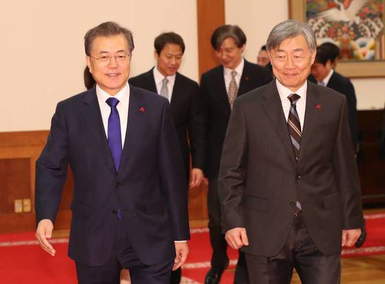 문재인 대통령이 청와대 본관에서 열린 감사원장 임명장 수여식후 최재형(오른쪽) 감사원장과 환담장으로 이동하고 있다. 청와대사진기자단