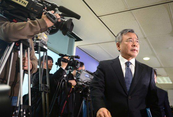 2017년 3월 최순실 국정농단 파문을 수사한 박영수 특검이 6일 서울 강남구 특검사무실에서 최종 수사결과 발표를 마친 후 퇴장하고 있다.