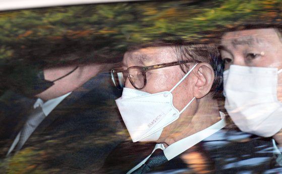 지난해 11월 이명박 전 대통령이 서울 동부구치소로 수감되기 위해 서울 논현동 사저를 떠나고 있다. 김상선 기자