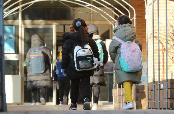 수도권의 코로나19 확산세가 심각해지면서 서울·경기·인천의 모든 유치원, 초·중·고교 수업이 지난해 12월 15일부터 원격으로 전환되는 가운데 14일 서울의 한 초등학교에서 학생들이 올해 마지막 등교를 하고 있다. 뉴스1