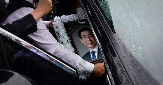 고(故) 박원순 전 서울시장의 영결식이 열린 지난해 7월 13일 서울 중구 서울시청에 박 전 시장 운구차량이 도착하고 있다. [사진 서울시]