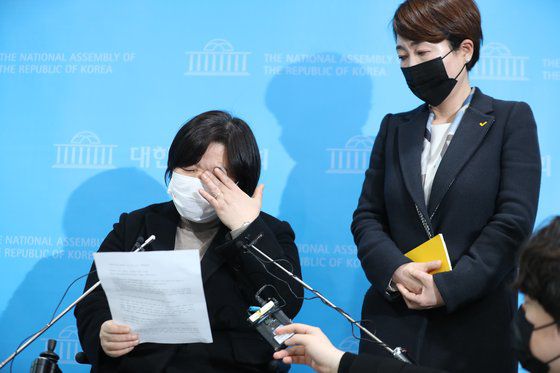 정의당 젠더인권본부를 맡고 있는 배복주 부대표(왼쪽)가 25일 국회 소통관에서 김종철 대표의 성추행 사건 관련 긴급 기자회견 도중 눈물을 닦고 있다. 오른쪽은 정호진 수석대변인.