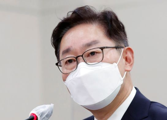 박범계 법무부 장관 후보자가 25일 서울 여의도 국회 법제사법위원회에서 열린 인사청문회에서 질의에 답변하고 있다. 뉴스1