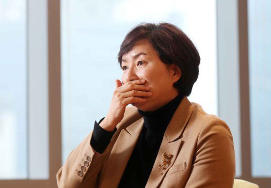 재직 시절 동료 교수로부터 성추행을 당한 사실을 학교에 알린 뒤 재임용 부적격 통보 받은 남정숙 전 성균관대 교수가 22일 중앙일보와 인터뷰하고 있다. 김상선 기자